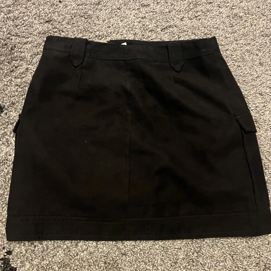 Svart kjol med dragkedja från Divided - 90