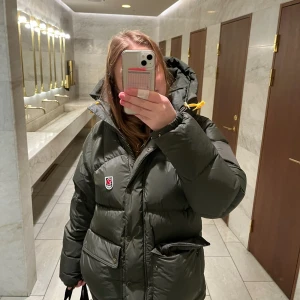 Grön fjällräven jacka  - Tänk sälja min super fina gröna jacka från fjällräven! Jätte fint skick inga skador eller liknande! Säljer helst för 5800! Men är öppen för prisförslag! Så hör av er vid intresse och prisförslag!😊💗Kan även tänka mig att byta mot en fjällräven i mindre storlek!💕