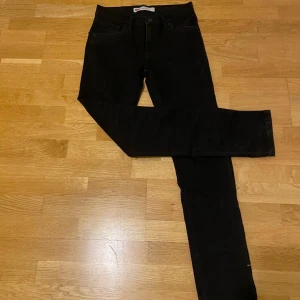 Svarta Levi's 510 Skinny Jeans - Säljer ett par svarta Levi's 510 Skinny jeans i bra skick. De är tighta och stilrena, perfekta för både vardag och fest. Klassisk design med fem fickor och dragkedja. Passar perfekt till en casual eller dressad look. (Pris kan diskuteras)