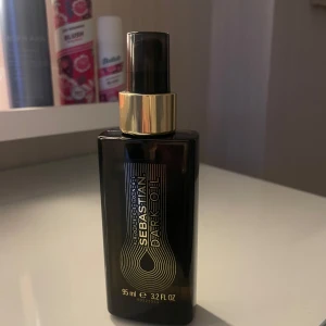Sebastian Dark Oil 95 ml - Säljer en flaska Sebastian Dark Oil, 95 ml. Perfekt för att ge håret en silkeslen känsla och glans utan att tynga ner det. Passar alla hårtyper och är lätt att applicera. Perfekt för dig som vill ha ett lyxigt hårvårdsprodukt i badrumshyllan. Bara använt lite. Original pris: cirka 475 kr.