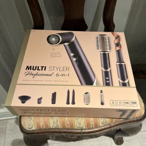 Multi Styler Professional 6-in-1 - Säljer en Multi Styler Professional 6-in-1, perfekt för att skapa olika frisyrer. Den har flera utbytbara tillbehör för att locka, räta ut och ge volym. Kommer med cool shot-funktion och 1500W effekt för snabb styling. Perfekt för både vardag och fest! Den är endast testad 1 gång så den är i princip oanvänd!!