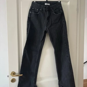 Svarta jeans - Säljer ett par svarta straight leg jeans eftersom att den inte kommer till användning längre. De är i mycket bra skick. Inga skavanker!