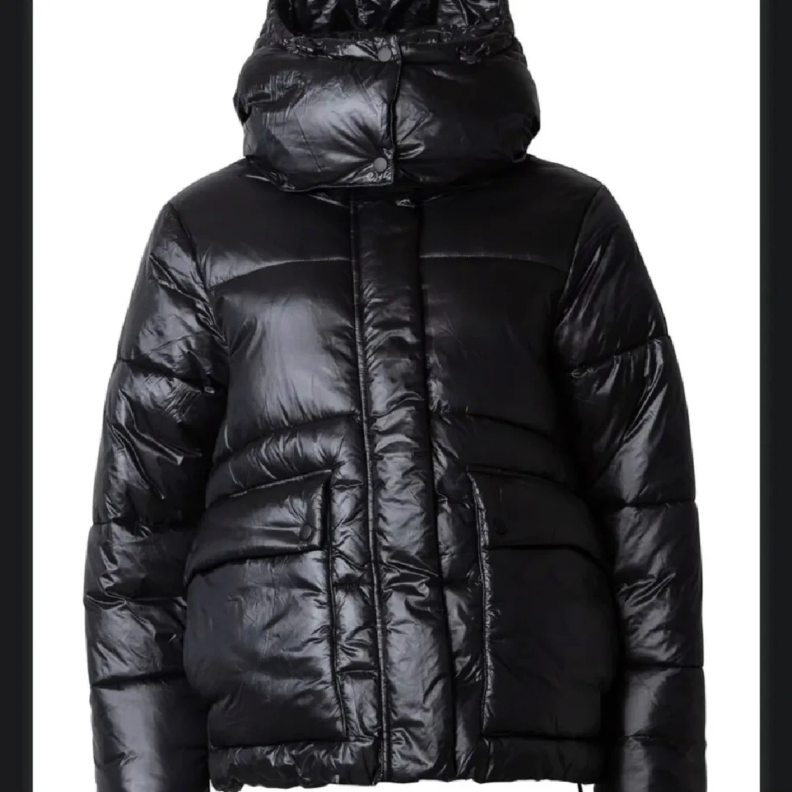 Svart pufferjacka med huva