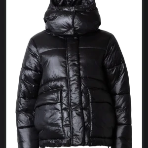 Svart pufferjacka med huva - En snygg svart vinterjacka. Varm och skön. Använt mycket men har inga defekter alls!