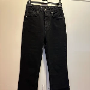 Svarta bootcut jeans  - Säljer ett par svarta bootcut jeans från bikbok som jag inte använder. Dom är normala i storleken och ganska stretchiga och väldigt sköna. Skriv för fler bilder