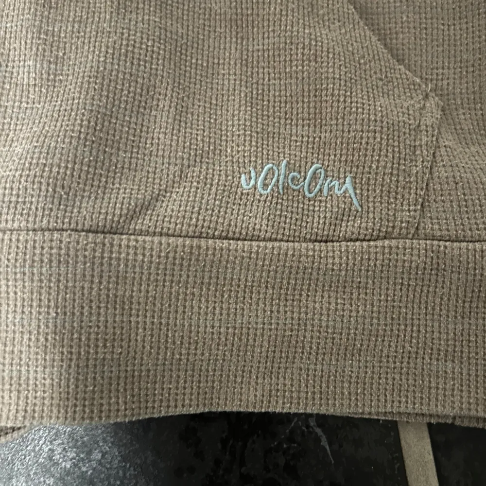 Jättebekväm hoodie från volcom, pris går att diskuteras. Hupparit & Collegepaidat.