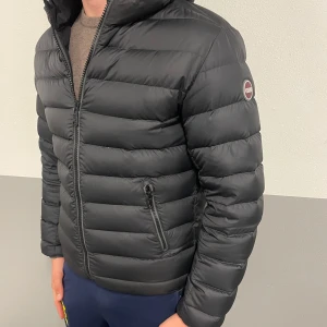 Colmar jacka - Säljer en svart colmar jacka i mycket bra skick. Jackan har en liten lagning på höger arm, bild kan fås privat vid seriös intresse. Storlek 46 vilket motsvarar small. Nypris runt 5800kr.