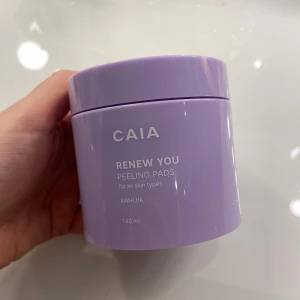 Renew You Peeling Pads från CAIA - Säljer en burk med CAIA Renew You Peeling Pads, köpt för någon vecka sen men känner inte de är något jag kommer använda! 59/60 kvar så endast använt 1☺️nypris 395kr