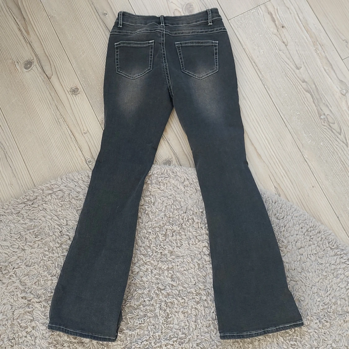 Svarta lågmidiade bootcut jeans - 92