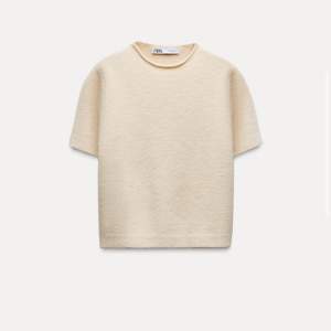 Säljer en superfin beige stickad tröja från Zara. Den har en enkel och stilren design med korta ärmar och rund hals. Aldrig använd och har fortfrande prislapp kvar. Storlek M men den sitter som man vill att en xs/s tröja ska göra