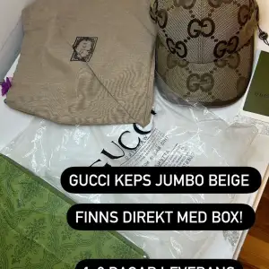 Säljer en snygg beige jumbo keps från Gucci med deras ikoniska GG-mönster. Kepsen är i nytt skick och kommer med originalbox. Perfekt för att ge din outfit en lyxig touch. Justerbar passform med läderrem.