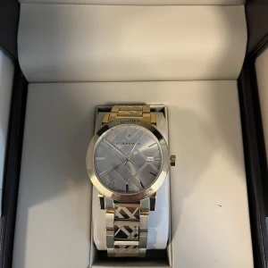 Elegant klocka från Burberry - Säljer en stilren Burberry-klocka i nästintill ny skick. Extra länkar skickas med. Vid minsta lilla fundering skriv pm