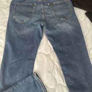 Blå jeans från Lee - Säljer ett par klassiska blå jeans från Lee i bra skick. Storlek 32x32 