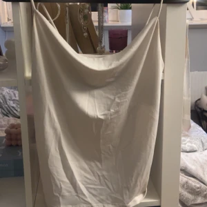 Beige linne från Gina Tricot - Säljer ett beiget linne från Gina Tricot i storlek S. Använt 1 gång men superfin!