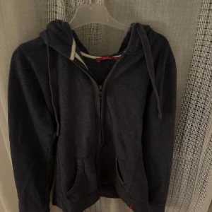 Mörkblå zip-up  från edc - Säljer en mörkblå zip-up från edc i storlek XS. Den har en mysig huva med snören. Perfekt för kyliga dagar eller som ett extra lager. Två praktiska fickor framtill. Passar både till vardags och avslappnade tillfällen🥰