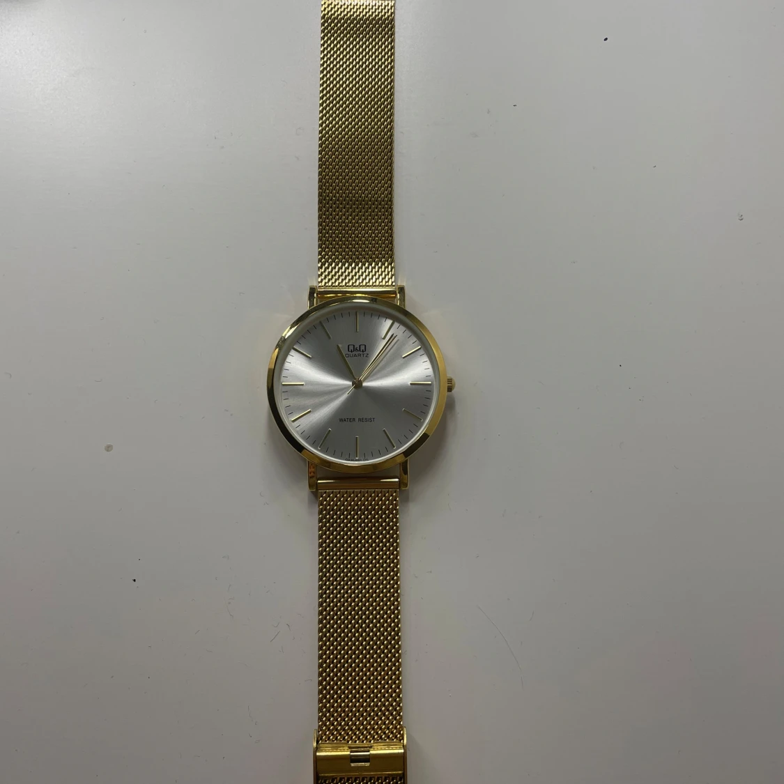 Guldfärgad klocka från Q&Q - 90