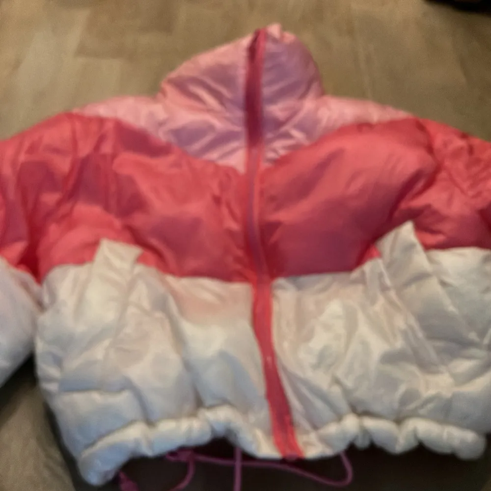 Säljer en superfin rosa och vit pufferjacka från H&M Divided i storlek XXS. Jackan har en dragkedja framtill och är perfekt för kyliga dagar. Den är croppad och har en snygg, modern stil. Perfekt för både höst och vinter!. Jackor.