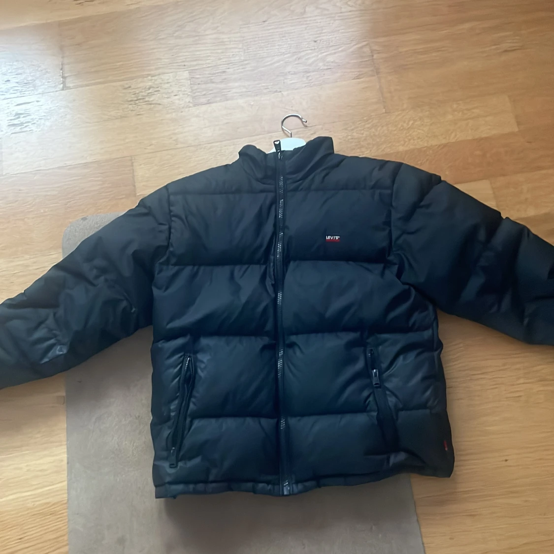 Svart pufferjacka från Levi's