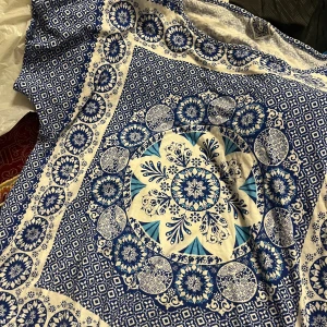 Blå och vit mönstrad klänning från Isolde - Säljer en superfin blå och vit klänning från Isolde med ett detaljerat mönster. Klänningen har en normal passform och är perfekt för sommardagar. Materialet känns lätt och bekvämt. Perfekt för en avslappnad dag ute eller en sommarfest! 🌞