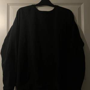 Säljer en svart sweatshirt från märket 157 i storlek XL. Den är i bra skick och perfekt för både vardag och avslappnade tillfällen. Tröjan har långa ärmar och en klassisk rund halsringning. Passar utmärkt till höst- och vintergarderoben.