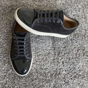 Lanvin skor Elefant grey - Säljer ett par feta lanvins i otroligt eftertraktad colorway | endast använda 2-3 ggr så i princip helt nya | inget og medföljer | vid frågor är det bara att kontakta | fraktas inom 24h | INGA BYTEN