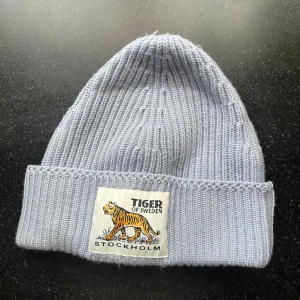 Tiger of Sweden mössa  - Hej!  Säljer en tiger of sweden mössa, fint skick sparsamt använd!  Färgen är baby blå.  Kostade 1200kr ny.  //Ludvig