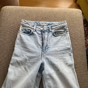 Ljusblå jeans - Säljer ett par ljusblå jeans i bra skick från Weekday i modellen Rowe. Hög midja, rak passform!