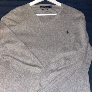 Stickad ralph lauren tröja - Stickad ralp lauren tröja i storlek small. Den är i ny. Skick!