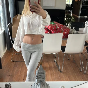 Vit croppad pikétröja/skjorta - Säljer en superfin vit croppad pikétröja med långa ärmar. Perfekt för en avslappnad stil och kan matchas med höga jeans eller leggings. Tröjan har en klassisk krage och knappar framtill. Perfekt för vår och sommar! Använt få gånger och väldigt bra skick❤️har inte strykt den men vill du ha mer bilder eller bild på när den är strykt så är det bara att höra av sig!❤️