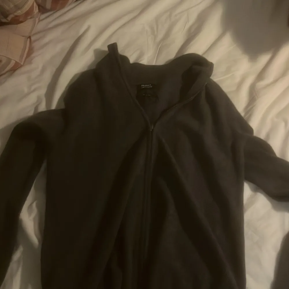 Säljer en supermjuk och lyxig mörkgrå kashmirtröja från Galeries Lafayette. Tröjan har en dragkedja framtill och är perfekt för kyliga dagar. Den är i mycket bra skick och passar både till vardags och fest. Perfekt för höst och vinter!. Neuletakit & Villapaidat.