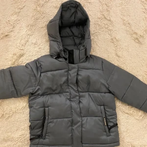 Grå/grön dunjacka med huva / storlek M - STORLEK M Säljer min khujo jacka som är sparsamt använd! Nypris på jackan är cirka 1500 kr och säljer för 1500 kr.