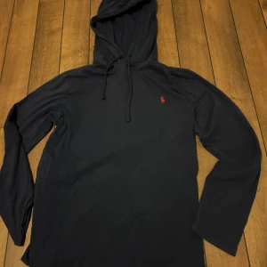 Ralph Lauren Hoodie  - Säljer en fet mörkblå Ralph Lauren Hoodie! | Skick 9/10 | Storlek S | Pris 499kr | Hör av dig vid minsta fundering! 🙌