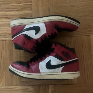 Jordan 1 Chicagos black toe - Säljer ett par klassiska jorden 1 Chicago black toe. Storlek 40 (ny pris 2500) men kan även passa en med 42 och är i bra skick med lite slitage på sulorna så priset går att diskutera, dm vid intresse eller frågor 