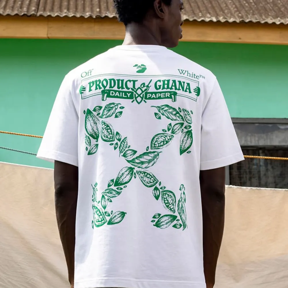 Snygg vit t-shirt med grönt tryck från samarbetet mellan Daily Paper och Off-White. Den har ett unikt mönster med texten 'Product of Ghana' och dekorativa bladmotiv. Perfekt för en avslappnad stil. Pris går absolut att dra ner vid snabb affär!!. T-shirts.