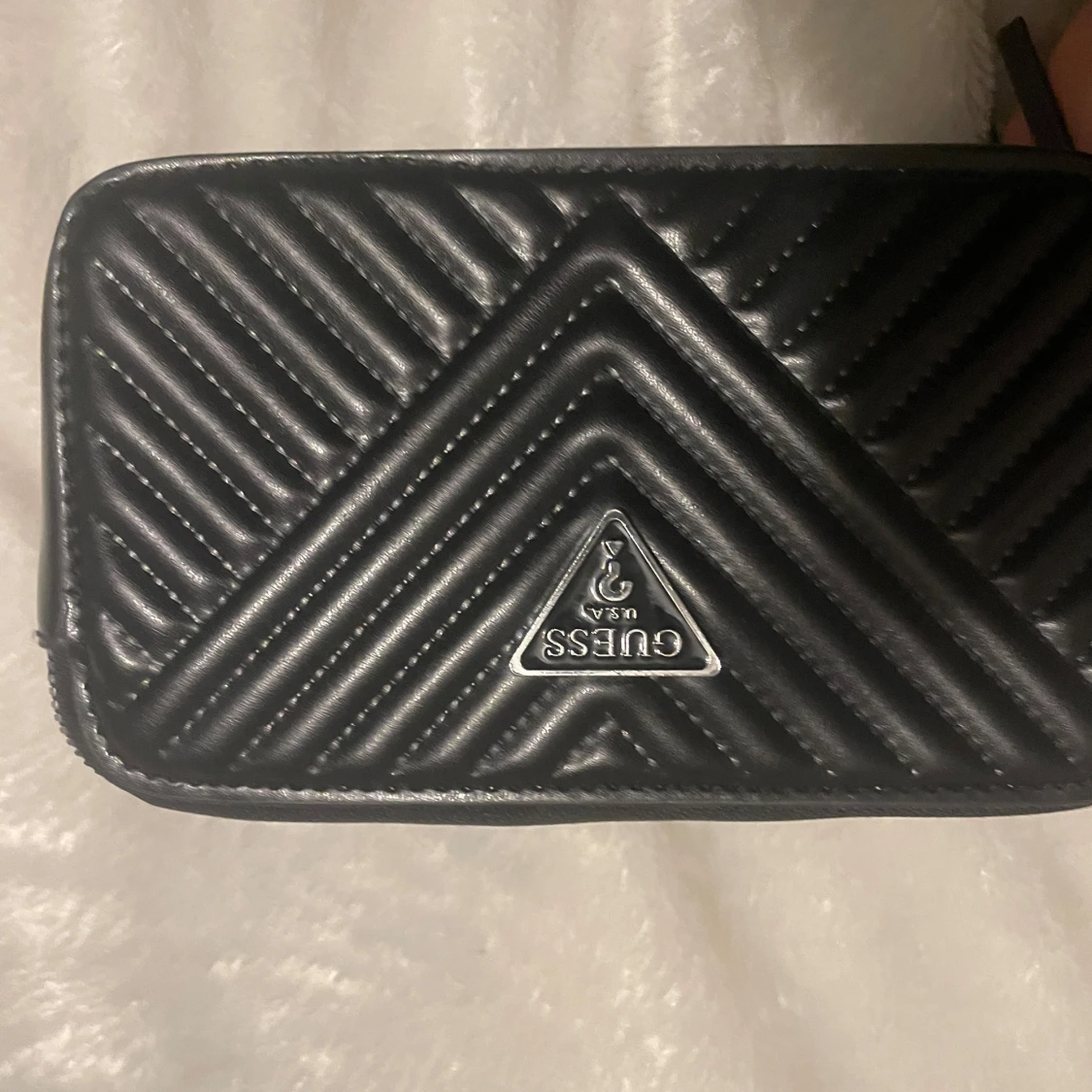 Svart quiltad axelväska från Guess