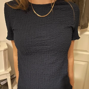 Fin topp! - Snygg mörkblå topp från Zara som inte kommer till användning💕