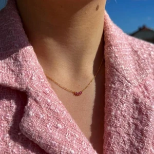 Guldhalsband  - Jättefint guldhalsband med rosa detalj från Syster P. Endast provad en gång vid köpet. Originalpris: 799kr men pris kan diskuteras!!💗