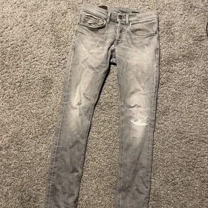 Gråa dondups George 28 - Säljer ett par snygga dondups i storlek 28, har en lagning vid skrevet,  skicket toppen, nypris 3600, populäraste modellen George 