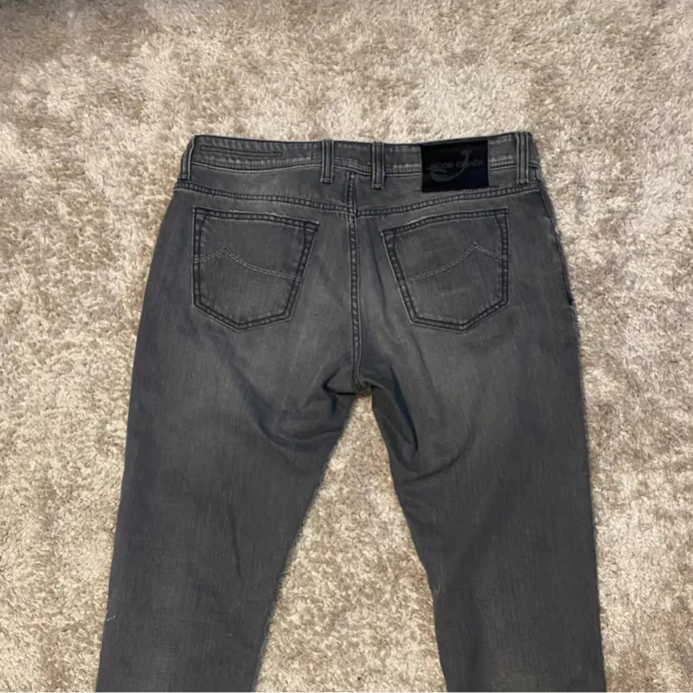 Tja, Säljer ett par snygga Jacob Cohen jeans i storlek 34 men passar som 32, i mycket bra skick. Nypris ca 5000 kr, men jag säljer dem för 1049 kr. Hör gärna av dig om du har några frågor eller funderingar, priset kan också diskuteras vid snabb affär!! 🙌🔥. Jeans & Byxor.