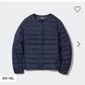 Mörkblå pufferjacka från Uniqlo - !!Jag har denna blå uniqlo jacka i storlek s och undrar om det finns någon som har den i grå eller vit som vill byta?!!