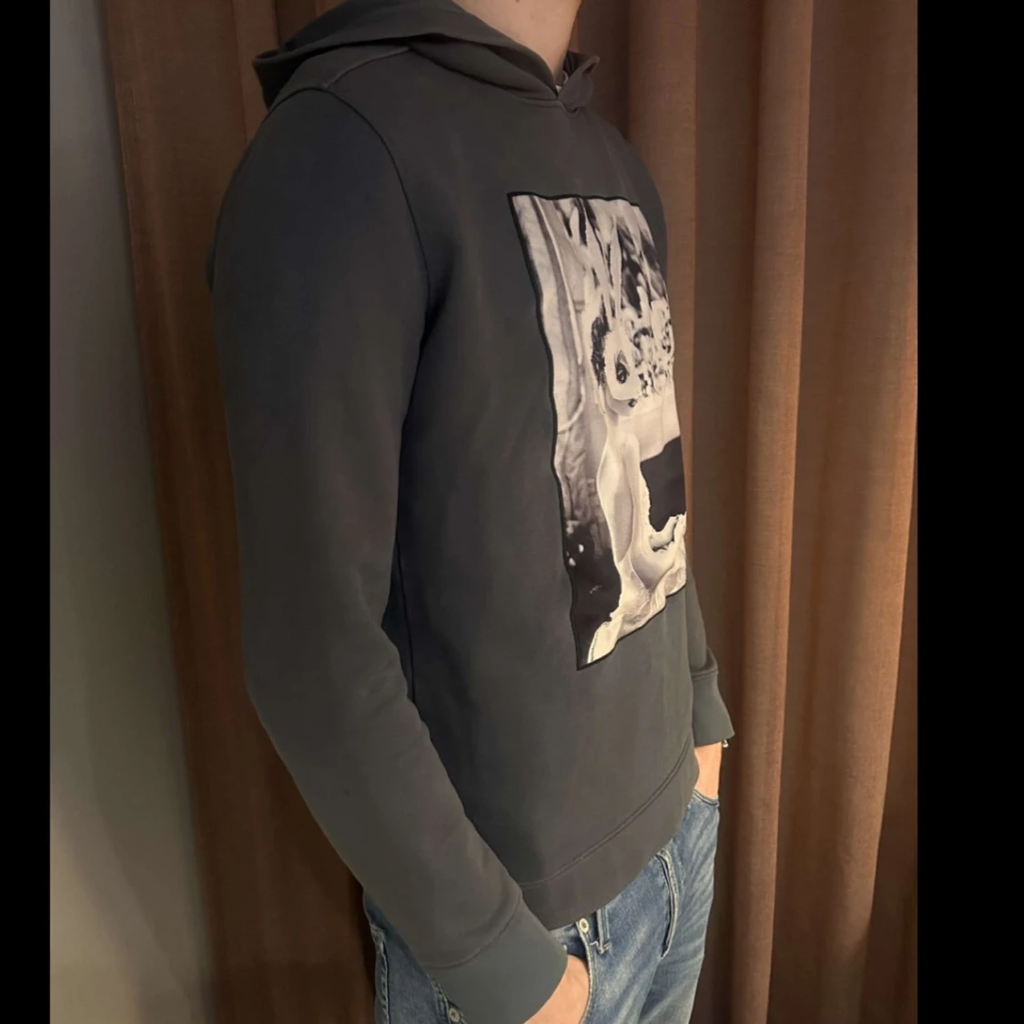 Grå hoodie med tryck från Limitato - 90