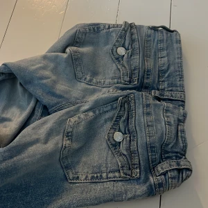 Blåa jeans  - Jeans blåa 146 barnstorlek