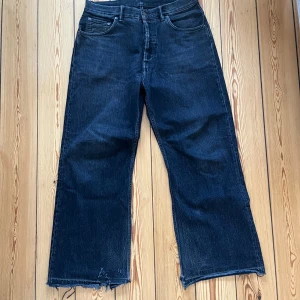 Acne 2021m jeans - Svarta acne jeans i 32/32 lite kortare då de har kortats ner lite, ytterbenslängd är ca 100cm