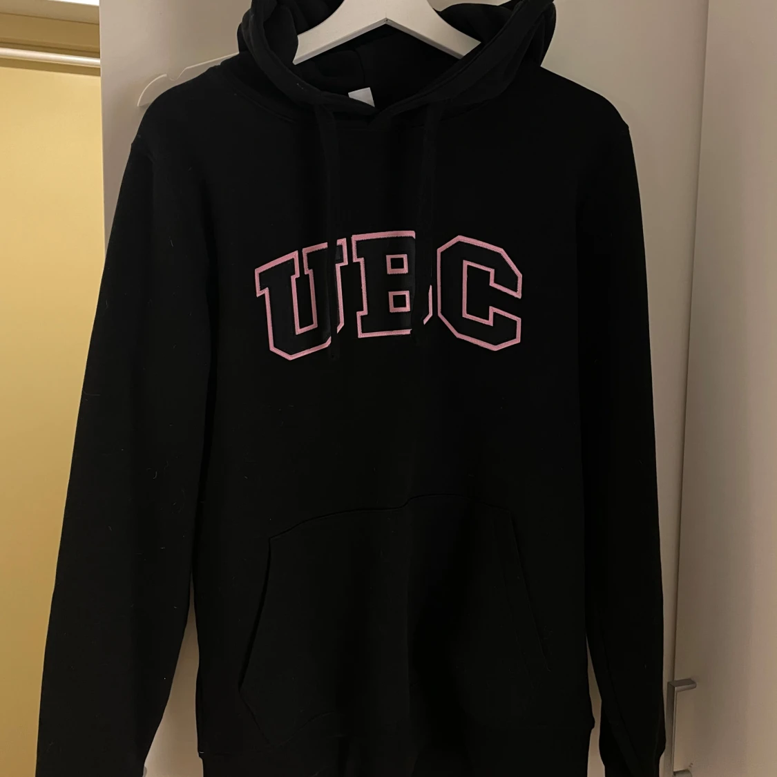 Svart hoodie med UBC-tryck - 90