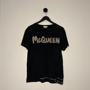 Alexander McQueen T-shirt - En riktigt fet T-shirt från Alexander McQueen, köptes på vestaire så kvitto finns, använd fast inga defekter och allmänt fint skick!💫💯Passar fint till alla outfits och säsonger. Nypris ligger på 3000 ungefär. Hör gärna av er vid flera frågor eller funderingar!🙌💯