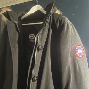 Canada goose jacka - Canada goose jacka i damstorlek L motsvarar S - M i herr. Väldigt bra kvalitet på jackan och även jättevarm. Skick 9/10