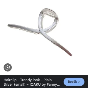 Silver hårklämma från IOAKU‼️HELT NY‼️ (lilla modellen) - Så snygg och trendig hårklämma i silver från IOAKU. Säljer då jag råkade köpa två för mycket och inte hann lämna tillbaka innan det var försent. Har flera hårklämmor från IOAKU och de sitter helt perfekt även om man har tjockt hår. Har alltid haft svårt att hitta hårklämmor som FAKTISKT sitter uppe hela dagen, men de här sitter hela dagen trots att de är nätta i modellen plus att jag har ganska tjockt hår. De är helt perfekt både till vardag och på fest! Säljer även en annan modell i min profil!