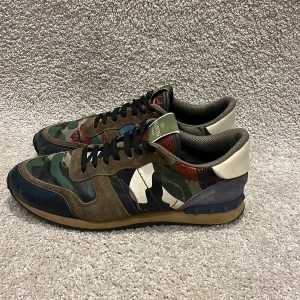 Valentino rockrunners - Riktigt feta valentino rockrunners i rätt bra skick. Storlek 42. Skriv om intresserad