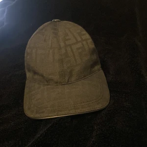 Fendi keps - Säljer en snygg svart fendi keps med diskret mönster och justerbar rem baktill. Den är inte så gammal då jag fick den som present förra månaden. För fler frågor eller bilder så är det bara och skriva.