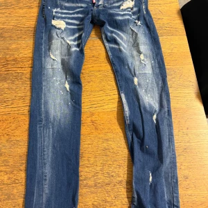 Dsquared2 Jeans Byxor, pierre balmain. - Framförallt storlek 46, en storlek 48 och Pierre Balmain storlek 31. Allt är äkta, säljer då jag har bytt stil och vill köpa kläder.